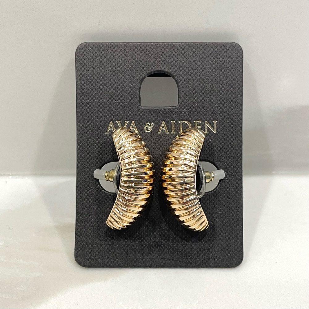 🟣2/$20 NEW Ava & Aiden Ribbed Earrings